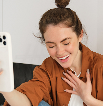 lifestyle_shot_young_woman_video_chatting_using_smartphone_app_talk 2
